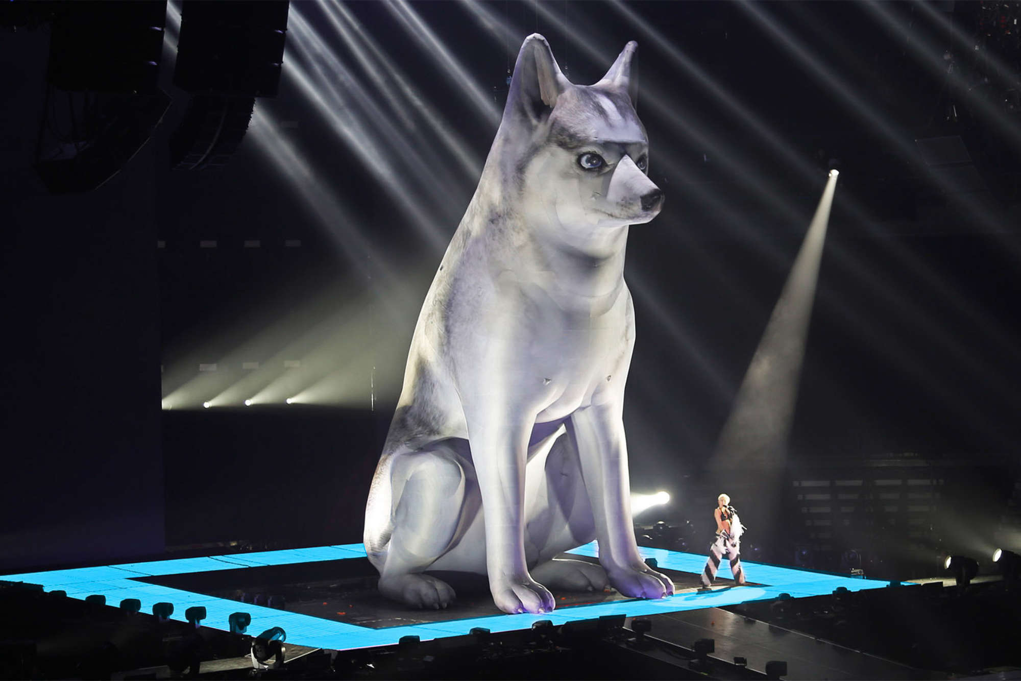 Miley Cyrus Bangerz Tour, Set Design by Es Devlin