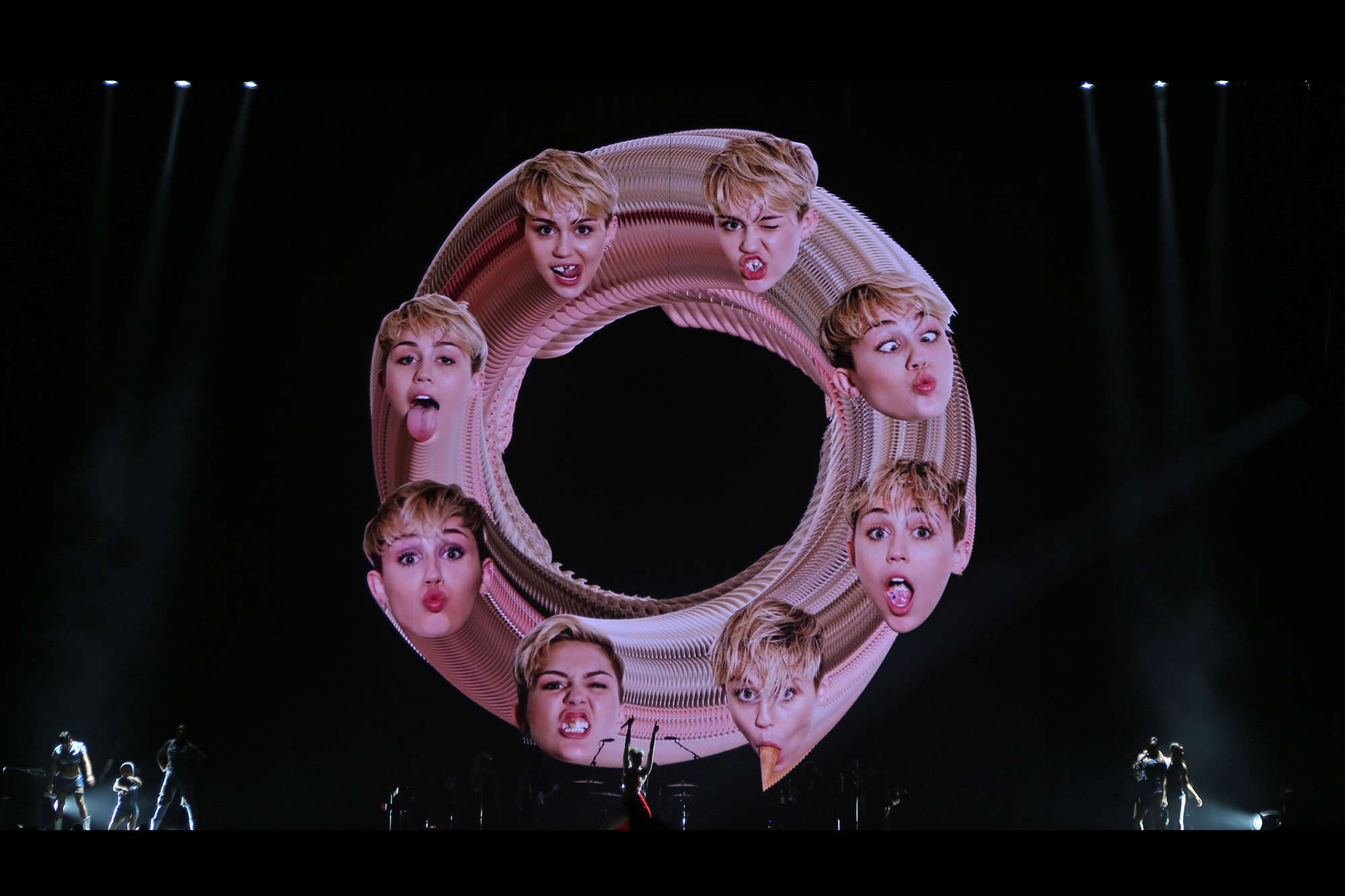 Miley Cyrus Bangerz Tour, Set Design by Es Devlin